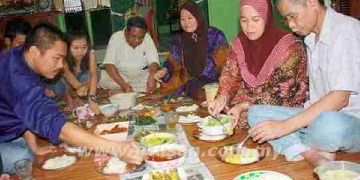 Communal dining in malay society